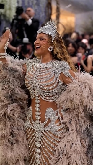 The Best Dressed on the Steps, presented by Poshmark