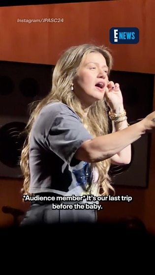 Kelly Clarkson reacts to a fan on their babymoon
