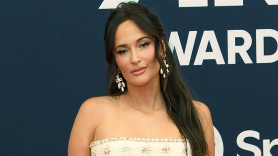 Kacey Musgraves Details "Crazy F--king" Alleged UFO Sighting During Flight  With Videos