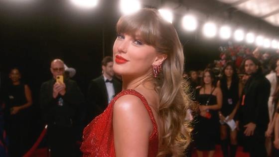 taylor swift grammys red dress i'm just arrived at the in a little and she's wearing a T dangle garter Taylor Swift Wears Red Gown